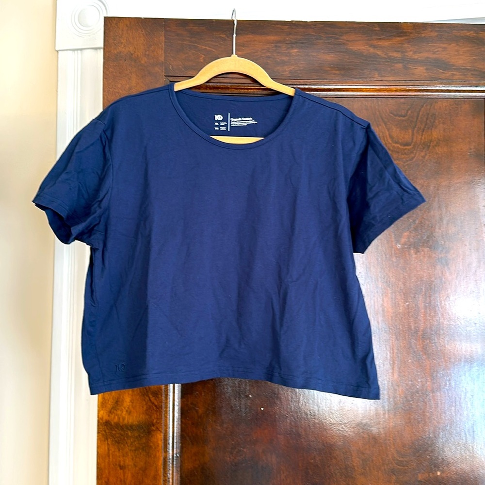 Tentree Cropped T-shirt in Navy. Made with Organic Cotton.